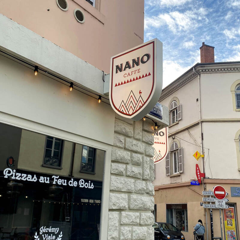 Enseigne drapeau pour Nano Caffe à Lyon