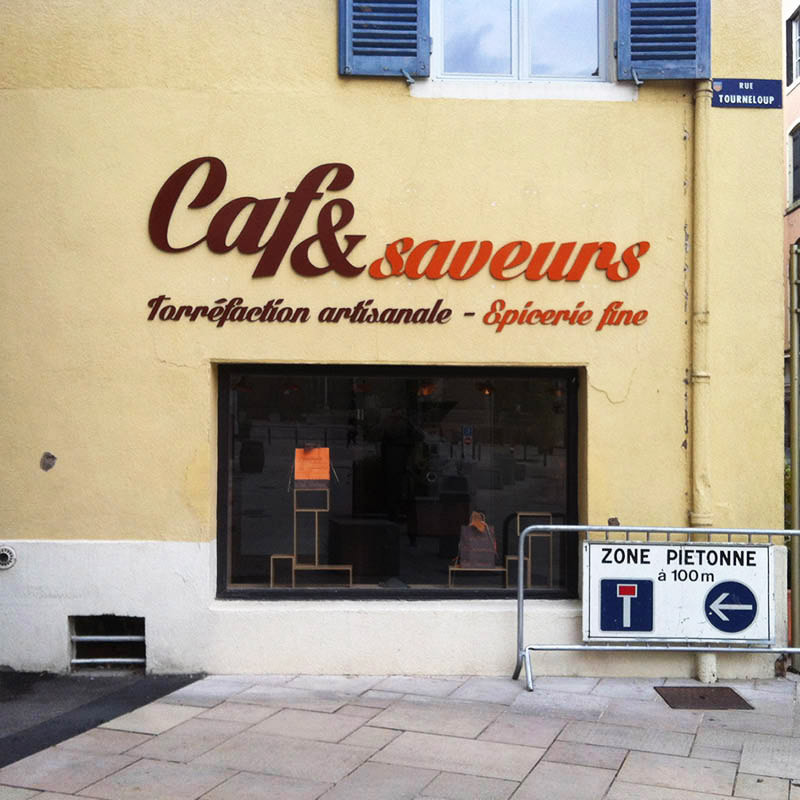 Lettres volume pour le magasin Caf& saveurs en centre-ville à Mâcon- 71