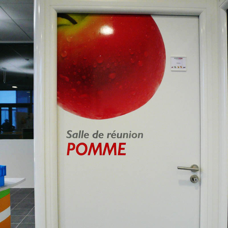 Signalétique d'intérieure porte de salle de réunion fruit pour Eckes-Granini France à Mâcon (71).