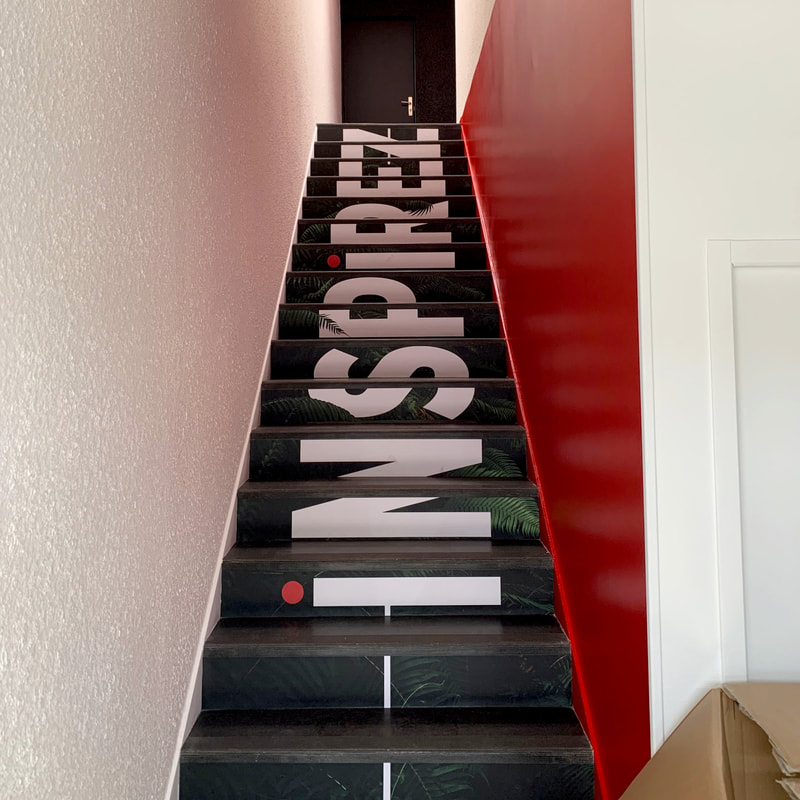 Décors de sol (escalier) pour l'agence RougeVert Communication à Villefranche-sur-Saône (69400) 