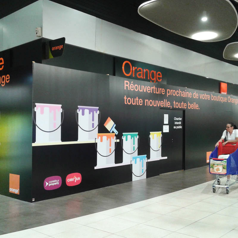 Stickers muraux pour la réouverture de la boutique Orange dans la galerie marchande de Carrefour